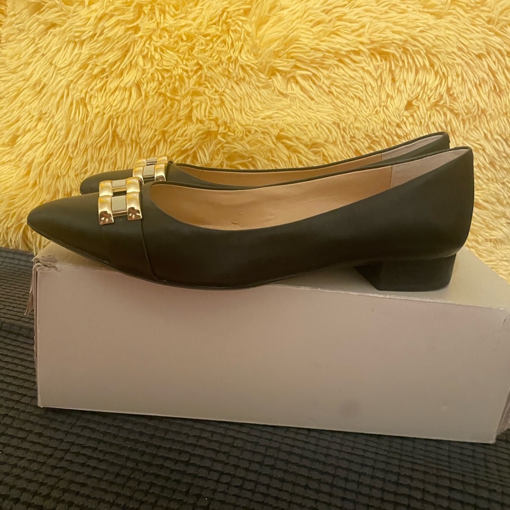 BRAND NEW-Banana Republic black leather pointy toe flats with gold chain detail